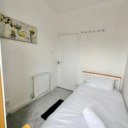 Entire House - Leeds Sleeps 4 Apartment Leeds (West Yorkshire)