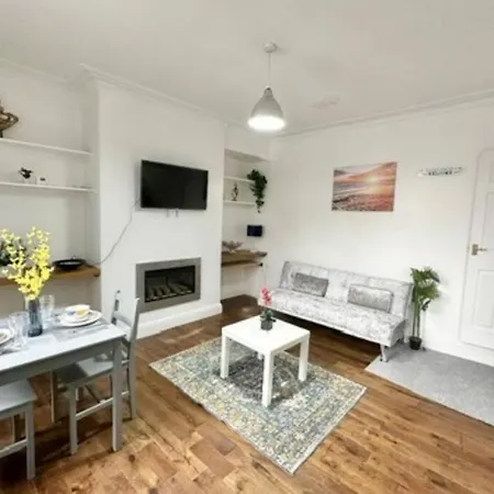 Apartment Entire House - Leeds Sleeps 4 Leeds (West Yorkshire)