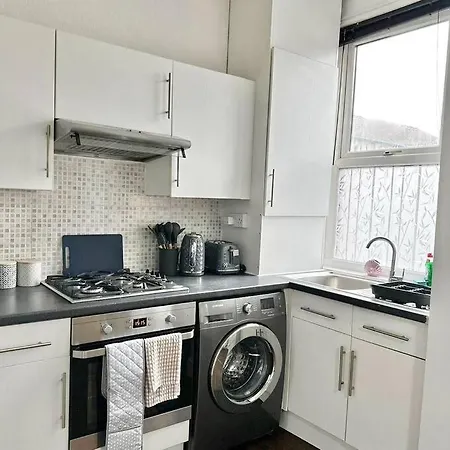 Apartment Entire House - Leeds Sleeps 4 *