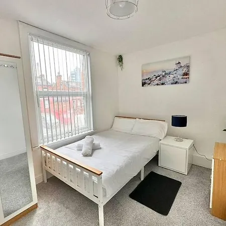 Entire House - Leeds Sleeps 4 Apartment