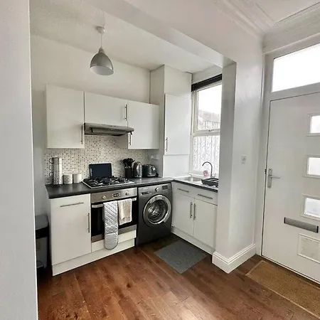 Entire House - Leeds Sleeps 4 Apartment *