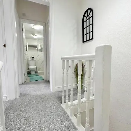 Apartment Entire House - Leeds Sleeps 4 *