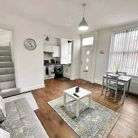 Apartment Entire House - Leeds Sleeps 4 *